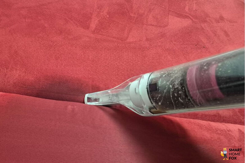 Detailaufnahme der Fugendüse des Shark Stainforce im Einsatz auf dem Sofa in der Ritze.